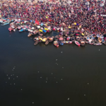 MahaKumbh मैं श्रद्धालियों की भीड़ जारी है